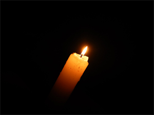 świeca w ciemności